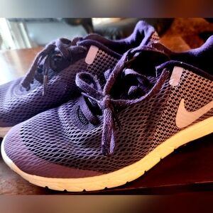 NIKE FLEX EXPERIENCE  lightweight athletic shoes size 8